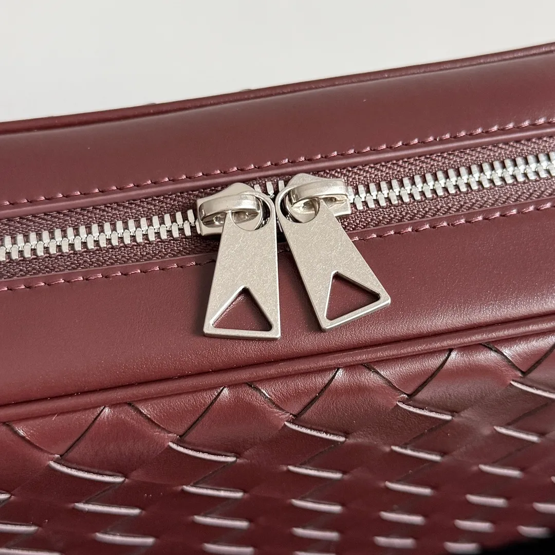 Batch 1820 BOTTEGA VENETA small INTRECCIATO woven camera bag This bv classic camera bag is a further evolution of classic woven technology, combining practicality and fashion, perfectly meeting multi-purpose needs! Classic leather handmade. Lightweight and large capacity. The shoulder strap is removable and adjustable. In addition to being worn cross-body, it can also be placed in the suitcase as a toiletry bag. It is very convenient for daily storage and classification. It also has hanging accessories to show your personality. No matter how complicated the world is, as long as you have a bag with you, everything will become better. Style number: 755923 Size: 24.5*15*6cm